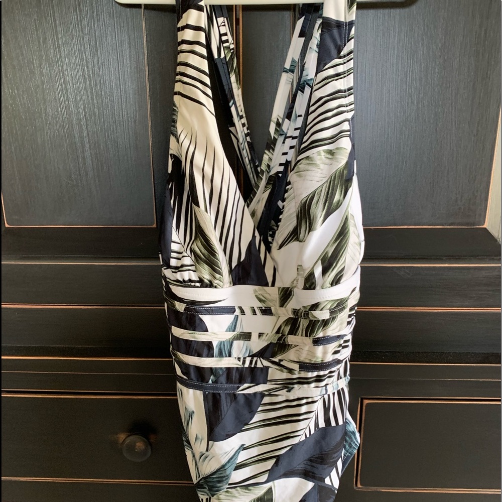 La Blanka Size 6 one piece swimsuit. Blue/Green Beautiful, Stylish Suit.